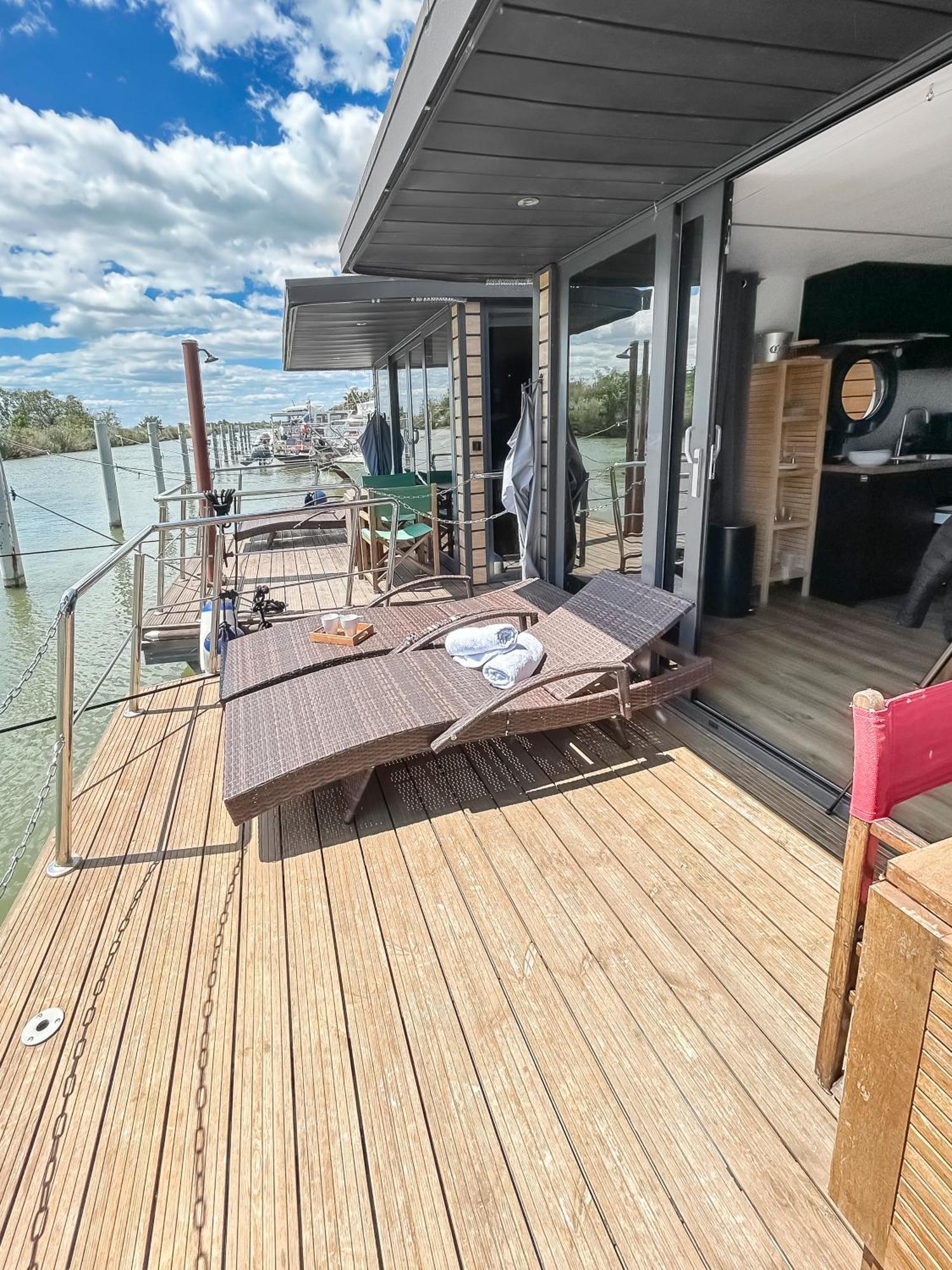 Sejour Unique Sur Un Bateau "Marius" Hotel Vauvert Ngoại thất bức ảnh