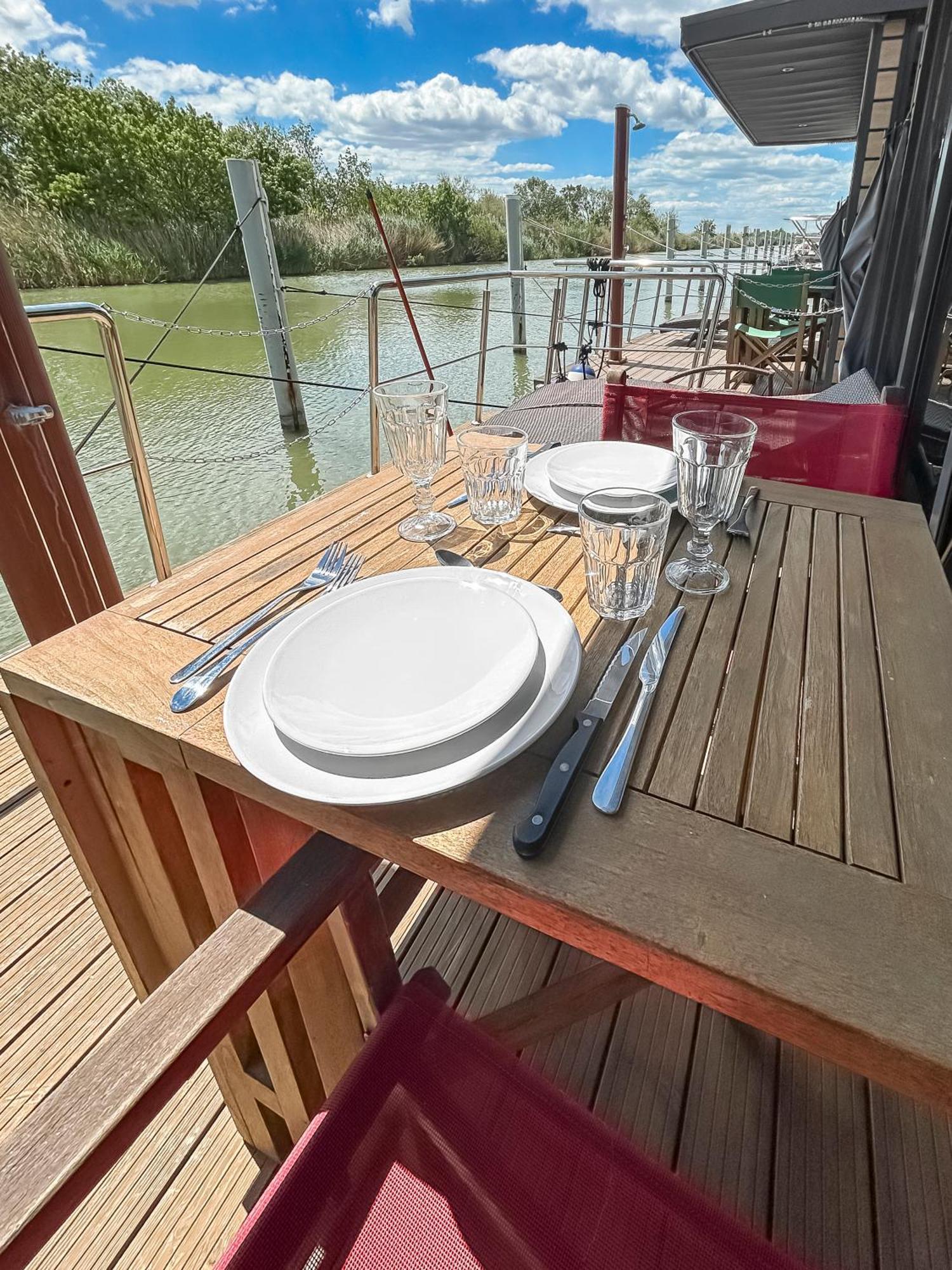 Sejour Unique Sur Un Bateau "Marius" Hotel Vauvert Ngoại thất bức ảnh