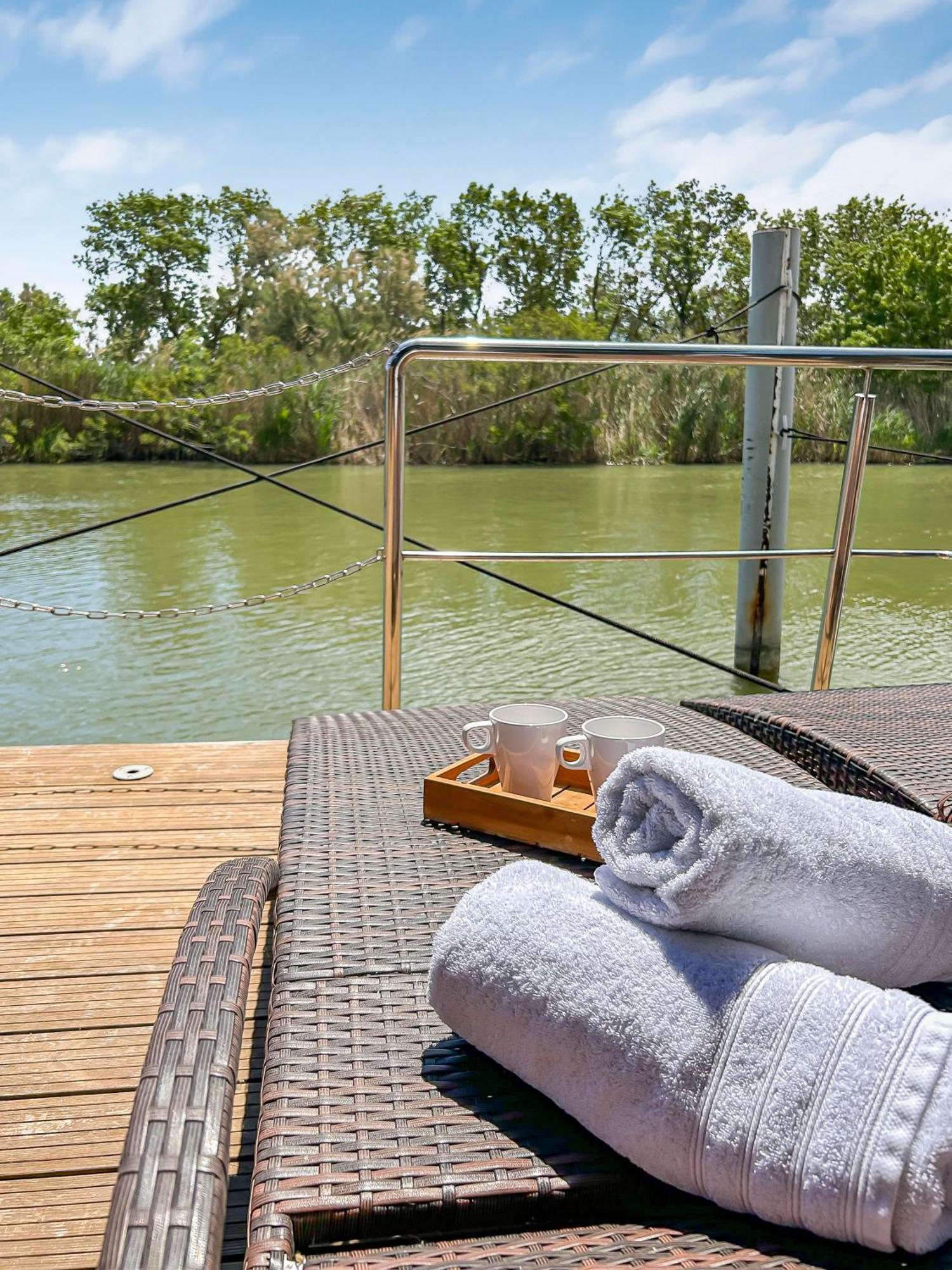 Sejour Unique Sur Un Bateau "Marius" Hotel Vauvert Ngoại thất bức ảnh