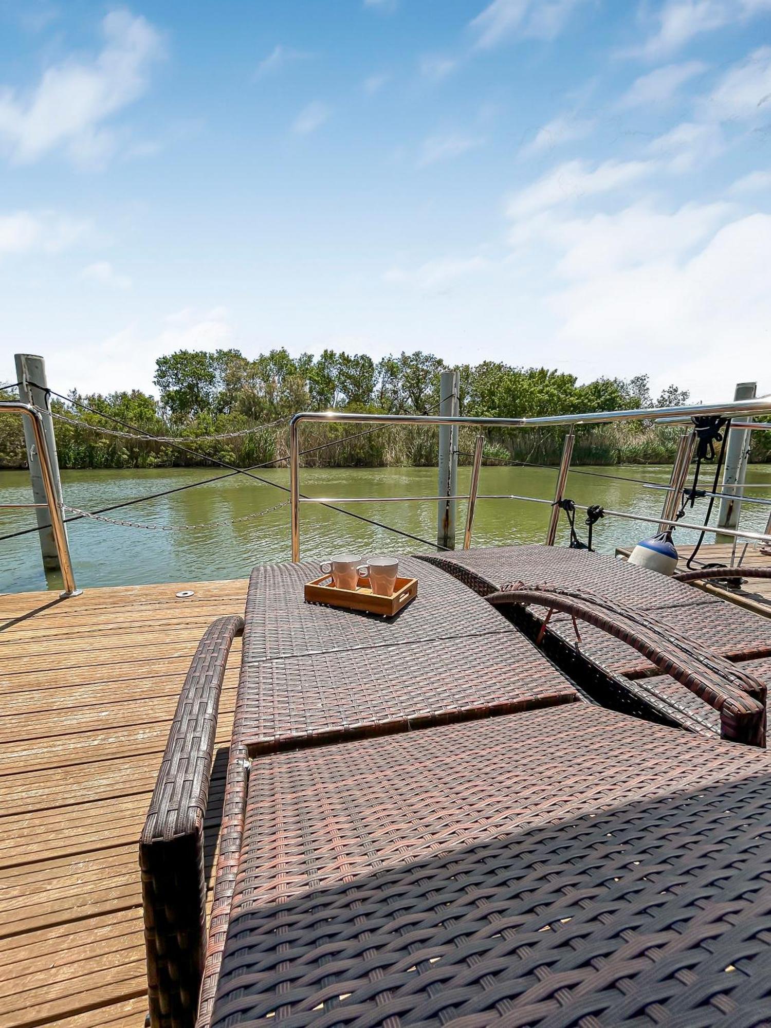Sejour Unique Sur Un Bateau "Marius" Hotel Vauvert Ngoại thất bức ảnh